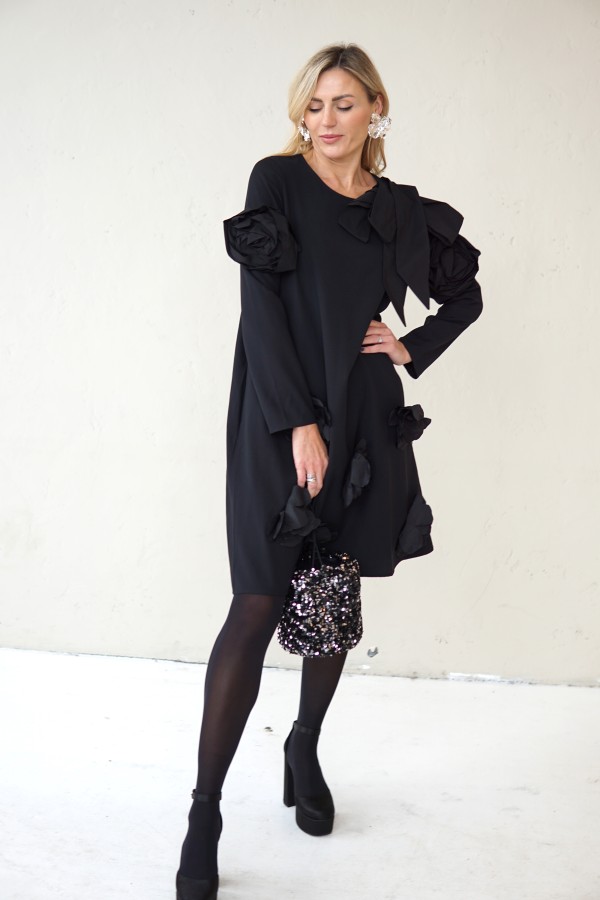 SIMPLE BLACK DRESS DECORATED WITH FLOWERS AND TAFFETA RIBBONS