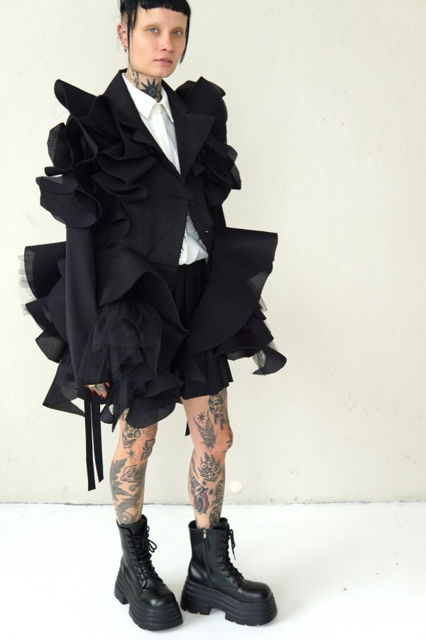 SPECIAL BLACK AVANT-GARDE COAT WITH DETAILS