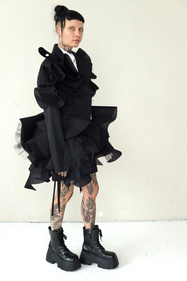 SPECIAL BLACK AVANT-GARDE COAT WITH DETAILS