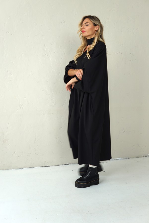 loose-fit wool dress with a ribbon