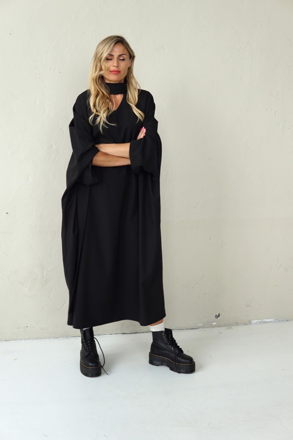 loose-fit wool dress with a ribbon