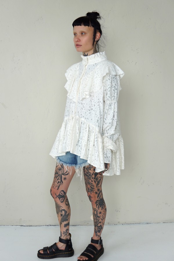 STYLISH BLOUSE WITH RUFFLES ON THE FRONT