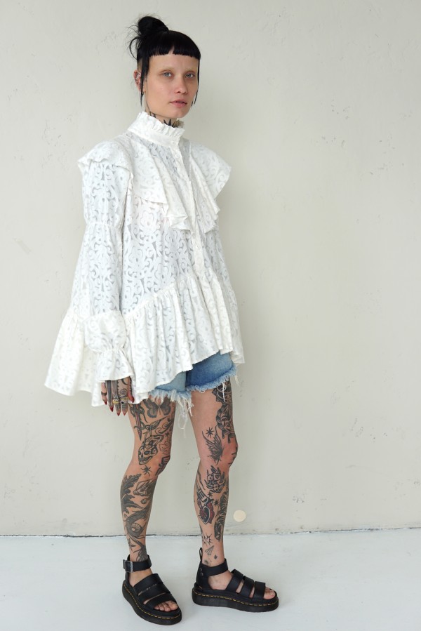 STYLISH BLOUSE WITH RUFFLES ON THE FRONT