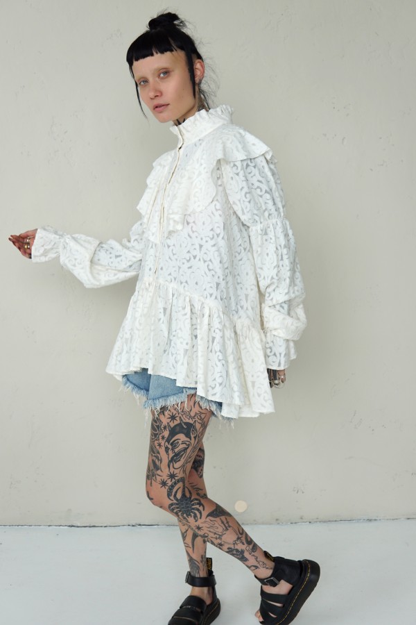 STYLISH BLOUSE WITH RUFFLES ON THE FRONT