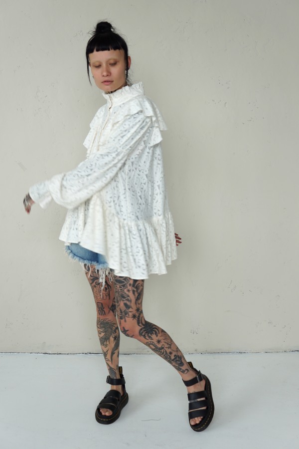 STYLISH BLOUSE WITH RUFFLES ON THE FRONT