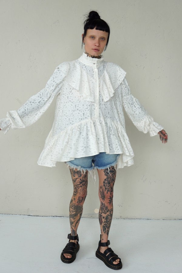 STYLISH BLOUSE WITH RUFFLES ON THE FRONT