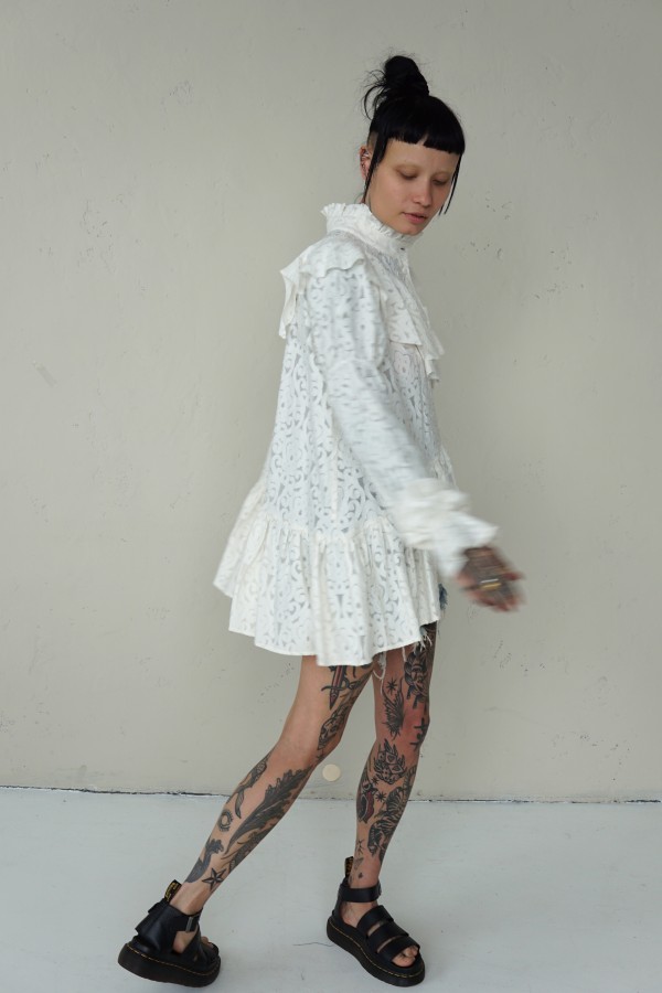 STYLISH BLOUSE WITH RUFFLES ON THE FRONT