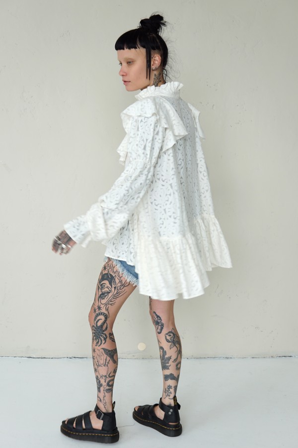 STYLISH BLOUSE WITH RUFFLES ON THE FRONT